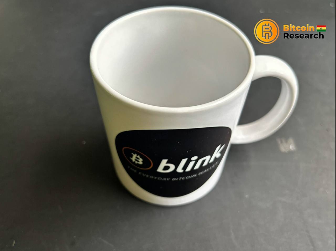 Tasa blanca con logo de Blink Wallet